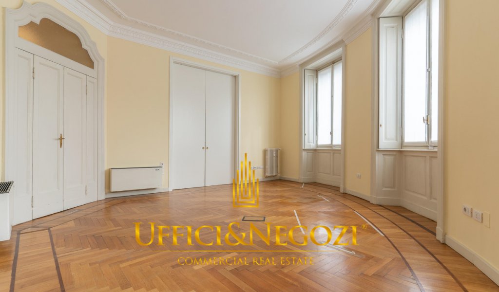 Rent Office Milan - Office / Showroom of high representation for rent in Viale Majno Locality 