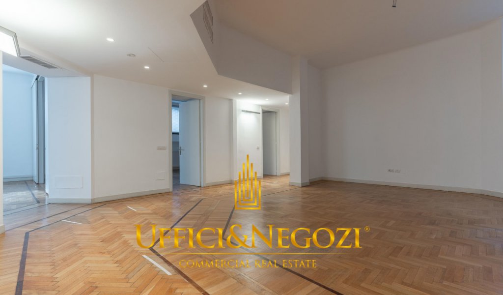 Rent Office Milan - Office / Showroom of high representation for rent in Viale Majno Locality 