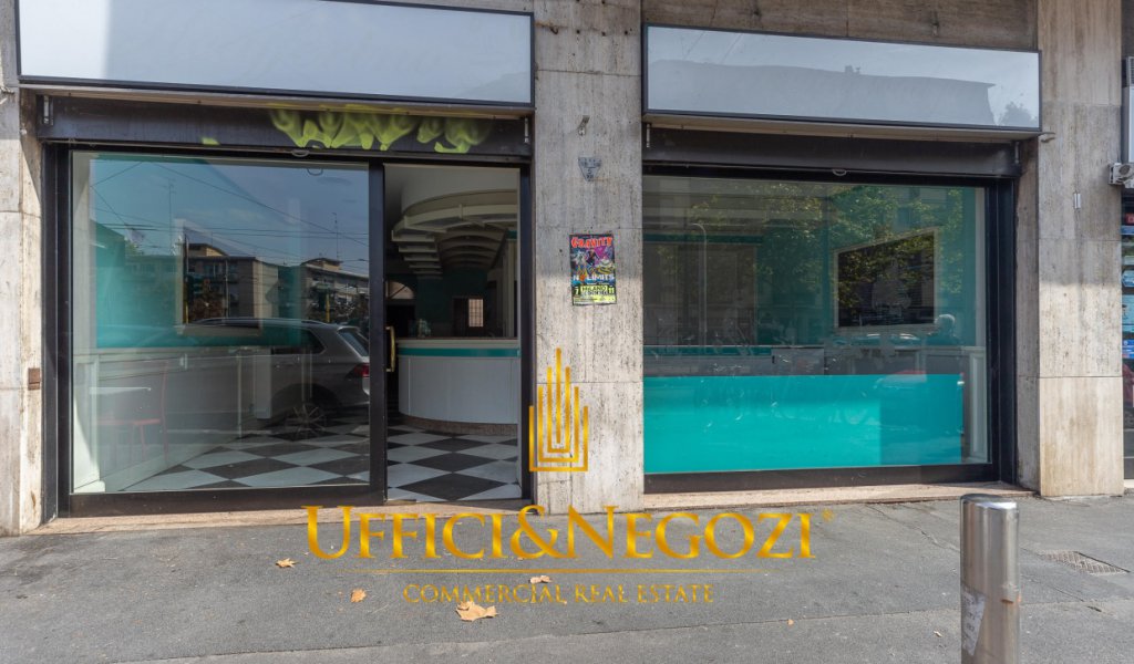 Vendita Negozio Milano - Negozio in vendita  con due  vetrine  in Viale Murillo Località San Siro, Trenno