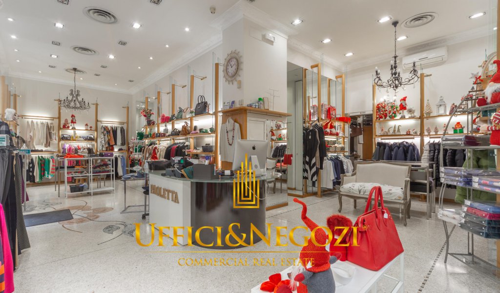 Sale Retail Milan - Shop for sale with 3 windows Locality 