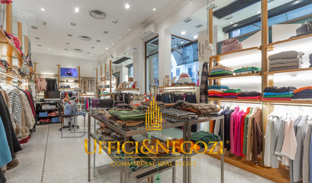 Sale Retail Milan - Shop for sale with 3 windows Locality 