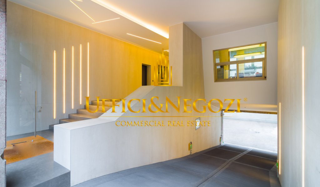 Rent Retail Milan - Shop with 2 large windows in front of Armani Hotel. Locality 