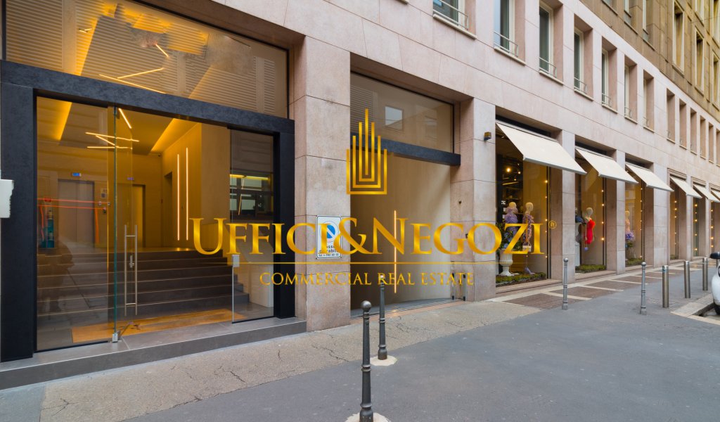 Affitto Negozio Milano - Negozio con 2 ampie vetrine di fronte Armani Hotel. Località Duomo, Scala, Quadrilatero