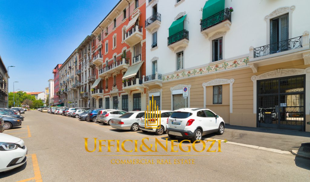 Rent Retail Milan - Shop for Rent with two windows Locality 