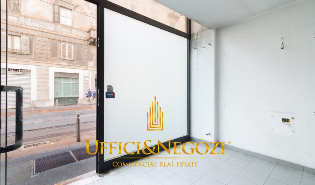 Rent Retail Milan - Shop of 11 windows for rent Locality 