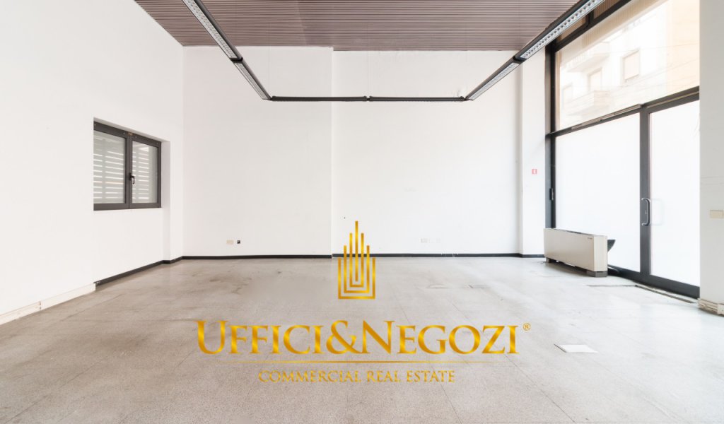 Rent Retail Milan - Shop of 11 windows for rent Locality 