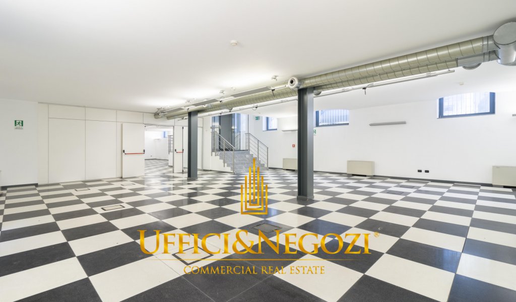 Rent Retail Milan - Shop - Show room for rent Locality 