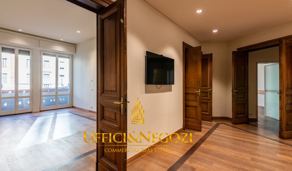 Rent Office Milan - Office for rent in via Cesare Battisti Locality 