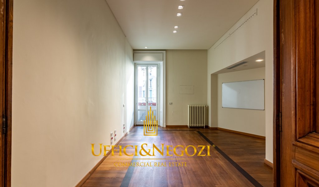 Rent Office Milan - Office for rent in via Cesare Battisti Locality 