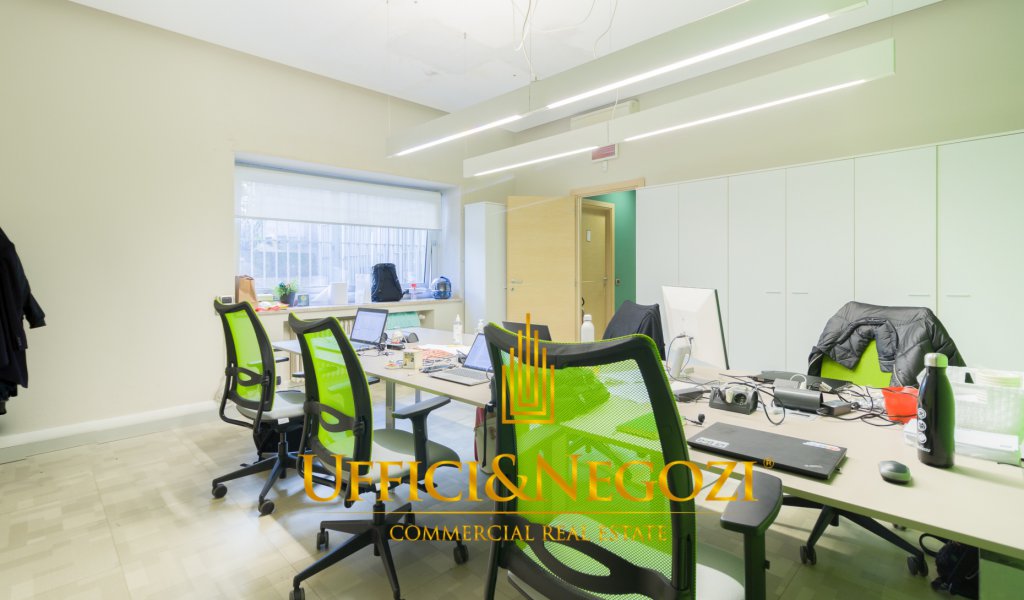 Rent Office Milan - Office in via Montebello Locality 
