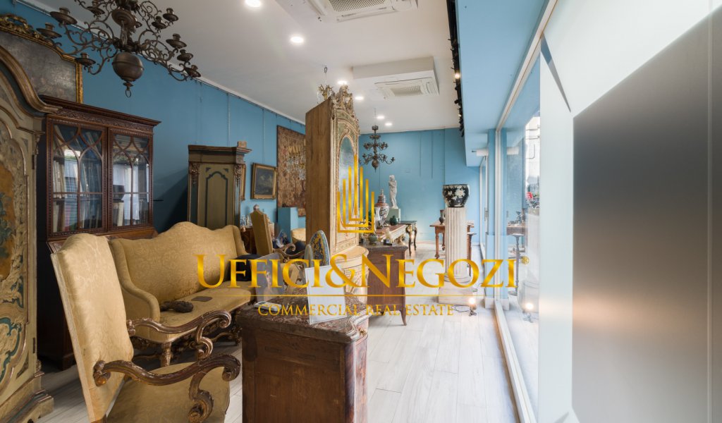 Sale Retail Milan - Shop for sale with income 6.5% per annum with large windows Locality 