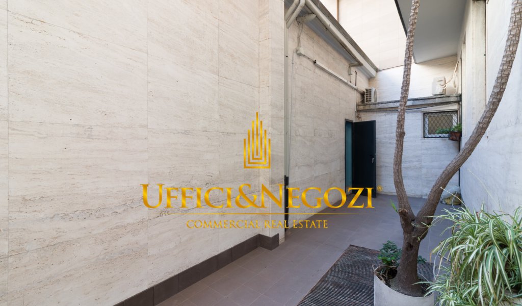Vendita Negozio Milano - Negozio in vendita a reddito 6,5% annui con ampie vetrine Località Quadronno, Palestro, Guastalla