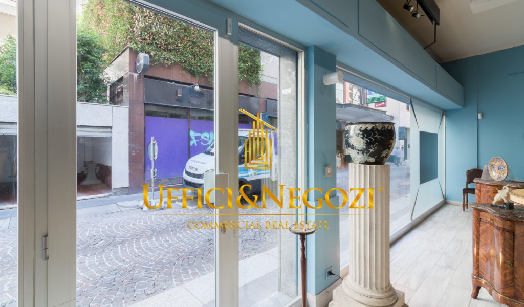 Sale Retail Milan - Shop for sale with income 6.5% per annum with large windows Locality 
