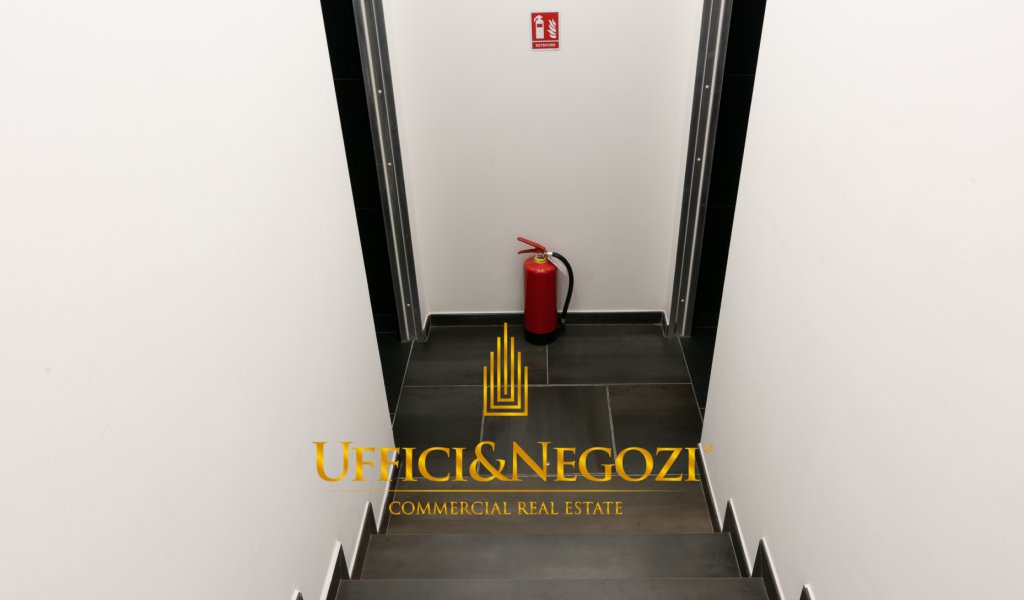 Vendita Negozio Milano - Negozio di 4 vetrine in vendita in via Vittoria Colonna Località Magenta, Pagano