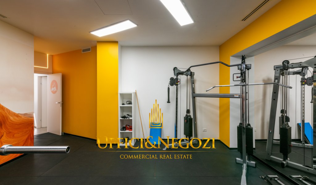 Sale Retail Milan - Shop with 4 windows for sale in via Vittoria Colonna Locality 
