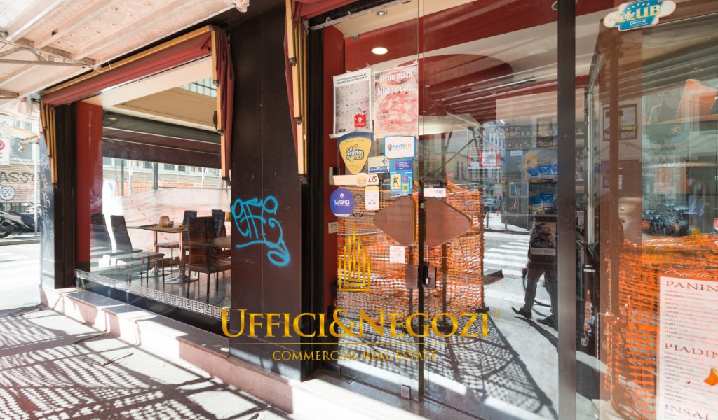 Sale Retail Milan - Negozio in vendita con 7 vetrine in via Olona Locality 