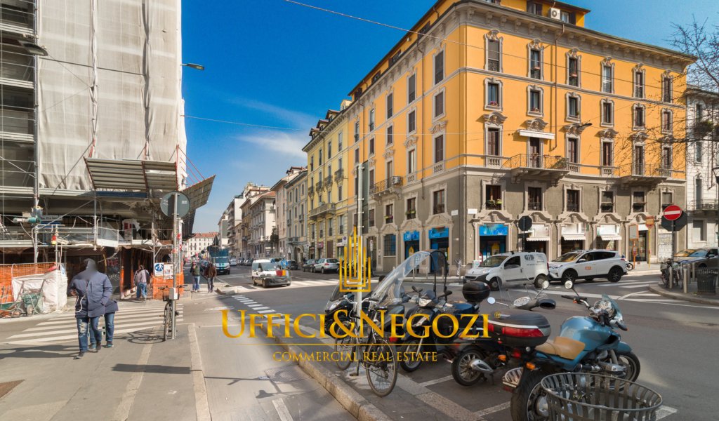Sale Retail Milan - Negozio in vendita con 7 vetrine in via Olona Locality 
