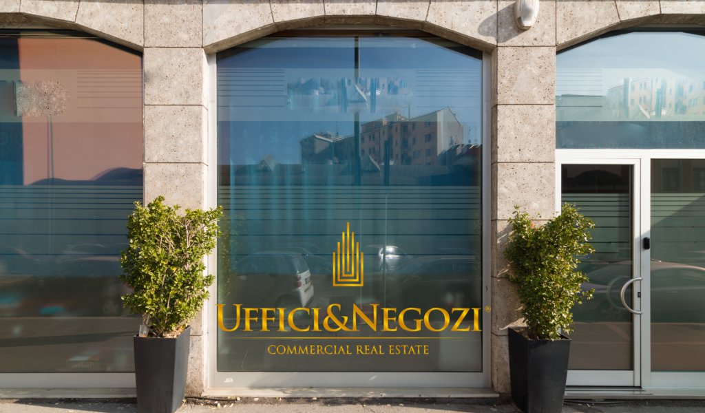 Vendita Negozio Milano - Negozio vendita via Govone con 3 vetrine Località Canonica, Cenisio, Procaccini, Porta Volta