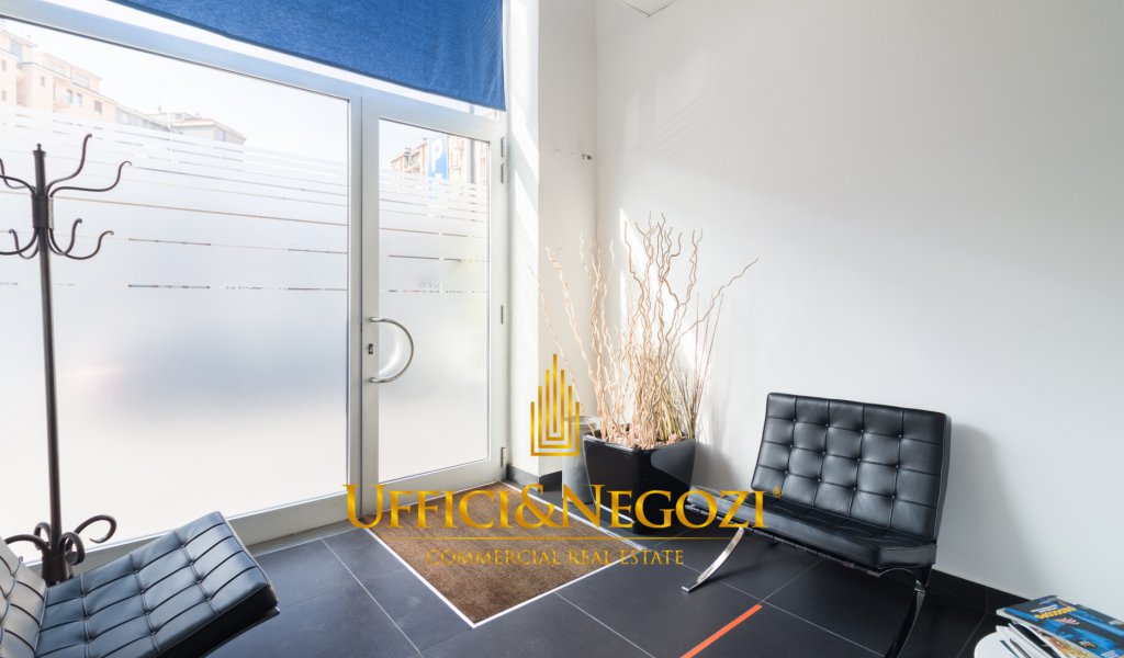 Sale Retail Milan - Shop for sale via Govone with 3 windows Locality 