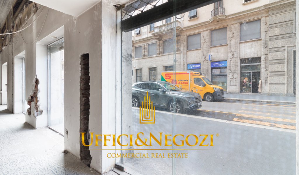 Sale Retail Milan - Piazza Duse, shop with 4 windows Locality 