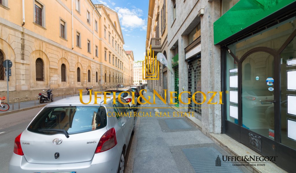 Vendita Negozio Milano - Sant'Ambrogio, vendita negozio a reddito con una vetrina Località Carrobbio, Sant'Ambrogio