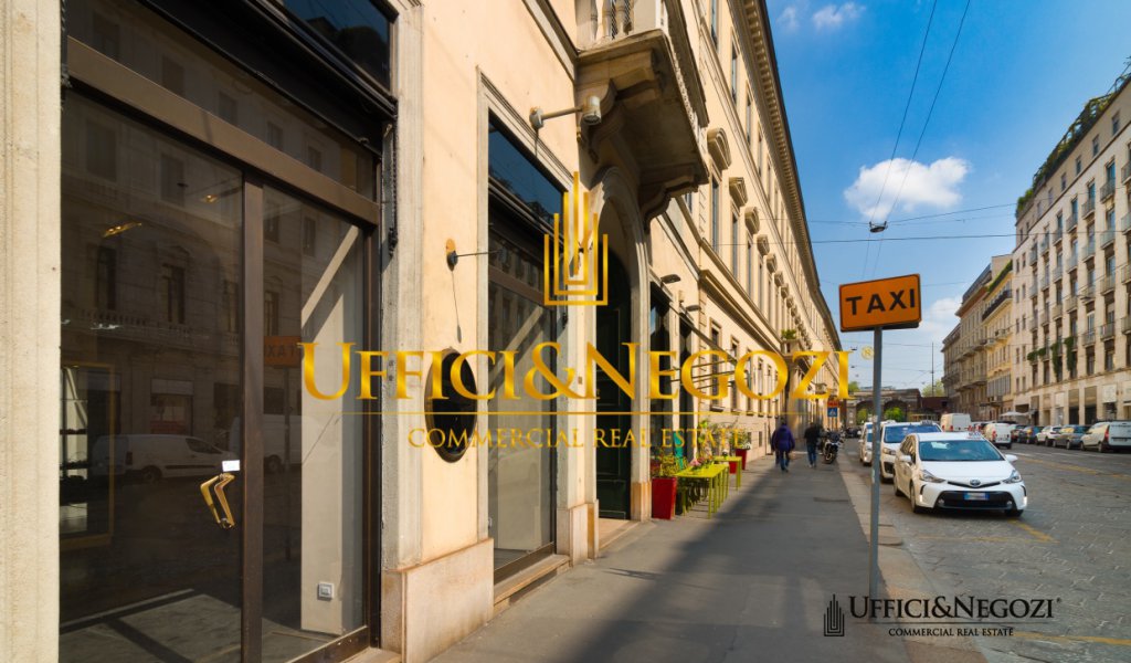 Rent Retail Milan - Large-scale shop in Via Manzoni. Locality 