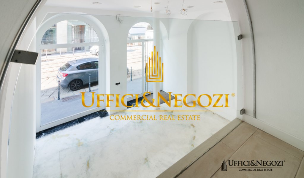Rent Retail Milan - Shop for rent with 2 window in Via Manzoni Locality 