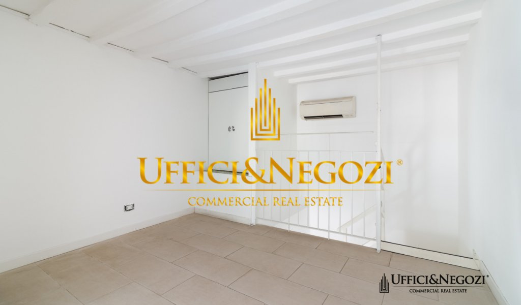 Rent Retail Milan - Shop for rent with 2 window in Via Manzoni Locality 