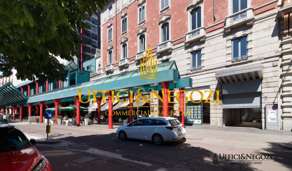 Rent Retail Milan - Shop with chimney in Piazzale Cadorna Locality 