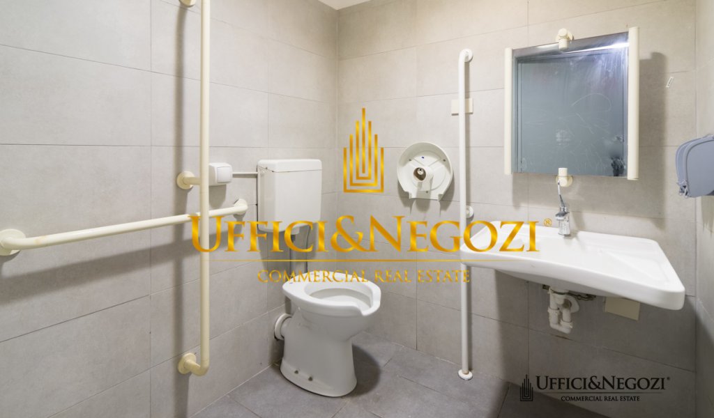 Rent Retail Milan - Shop with chimney in Piazzale Cadorna Locality 