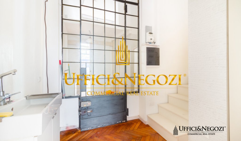 Rent Retail Milan - Shop for rent in Corso Italia with a showcase Locality 