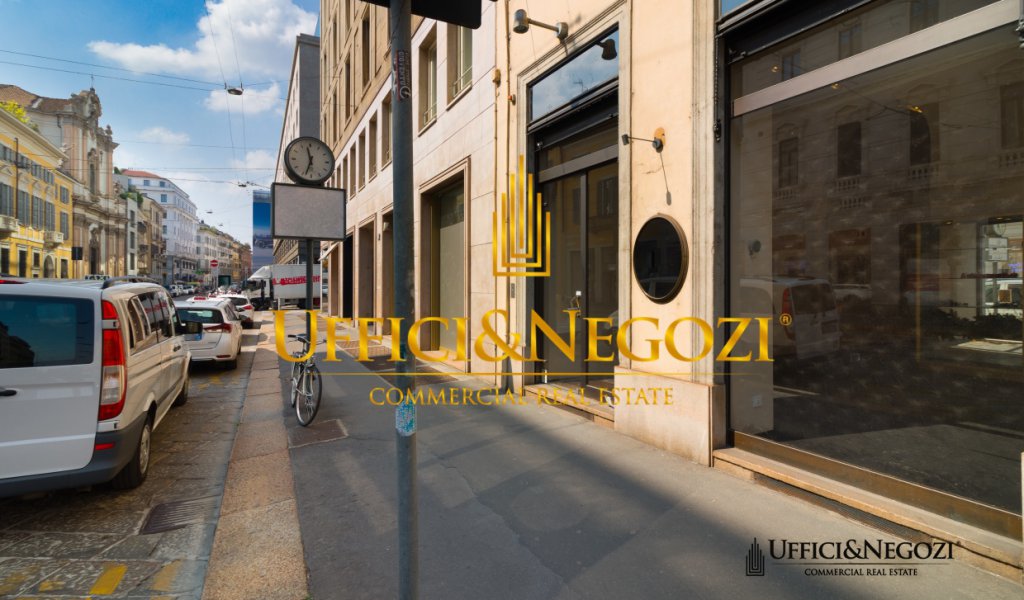 Rent Retail Milan - Large-scale shop in Via Manzoni Locality 