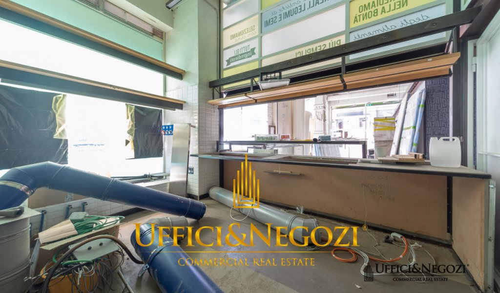 Rent Retail Milan - Shop with 4 shop windows on the street for rent in via Spadari Locality 