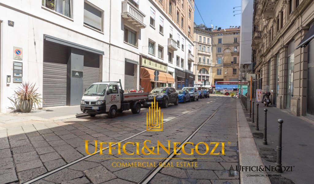 Affitto Negozio Milano - Negozio con 4 vetrine su strada in affitto in via Spadari Località Duomo, Scala, Quadrilatero