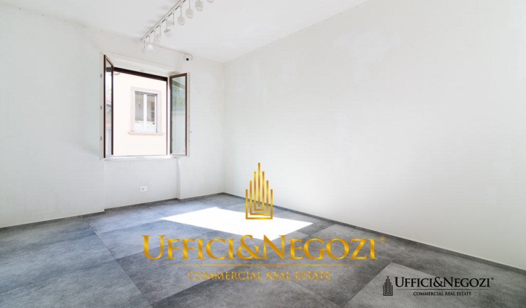 Rent Office Milan - Office for rent in via Gesù Locality 