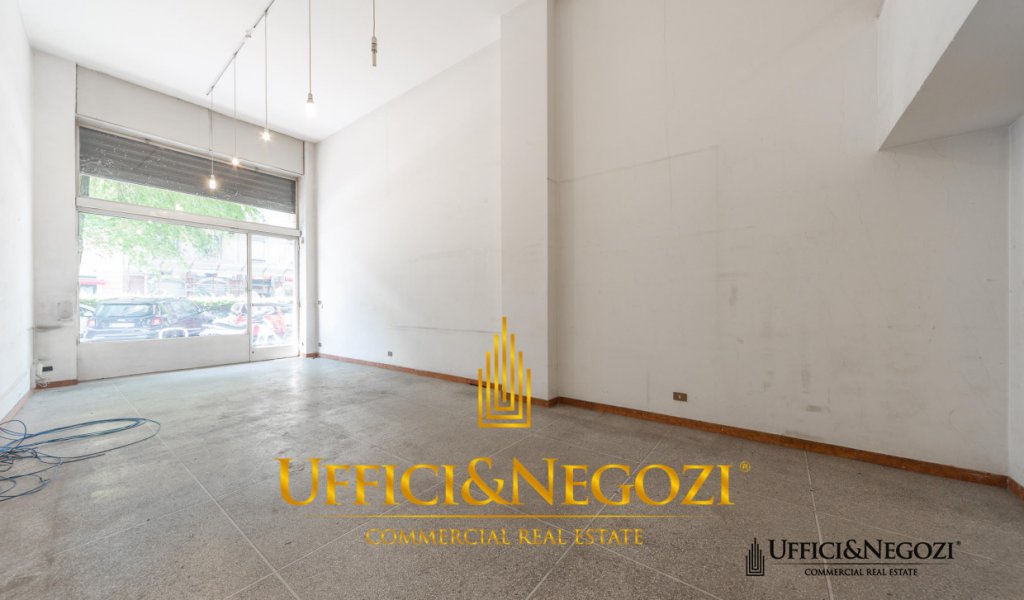 Sale Retail Milan - Shop of four windows for sale Locality 