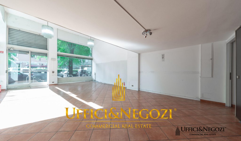 Vendita Negozio Milano - Negozio di quattro vetrine in vendita Località Genova, Ticinese