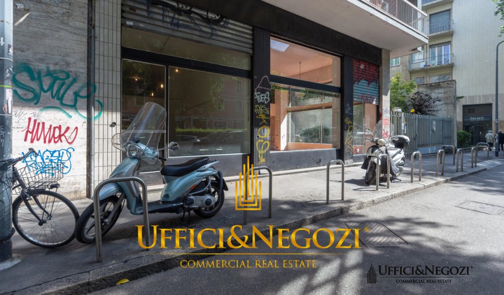 Sale Retail Milan - Shop of four windows for sale Locality 