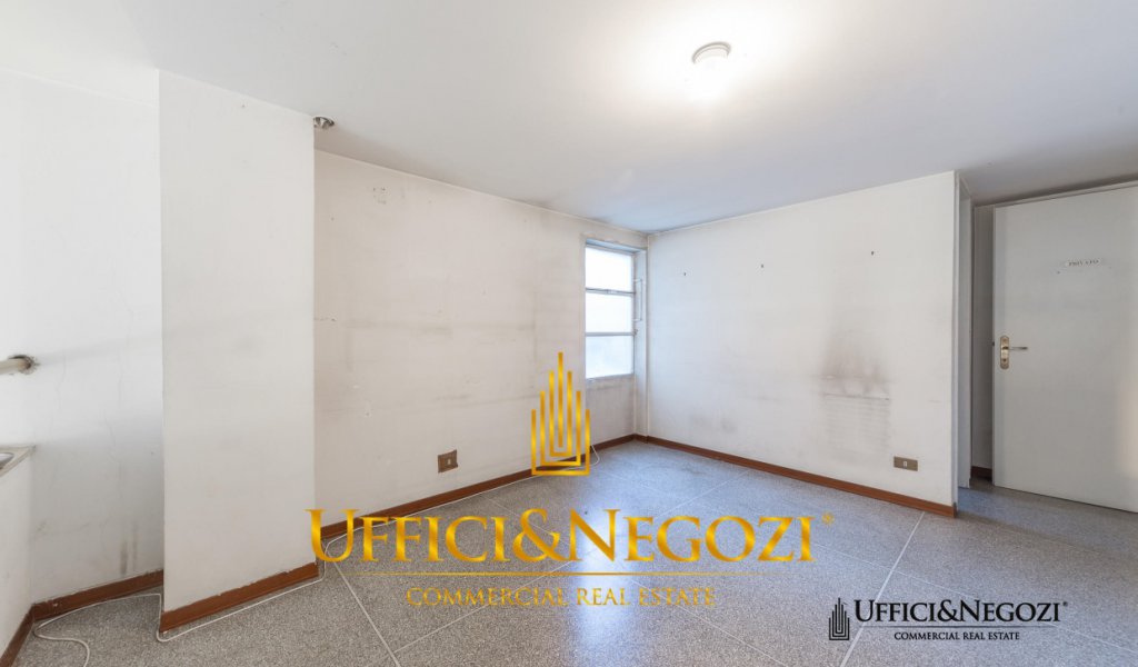 Vendita Negozio Milano - Negozio con una vetrina Località Genova, Ticinese